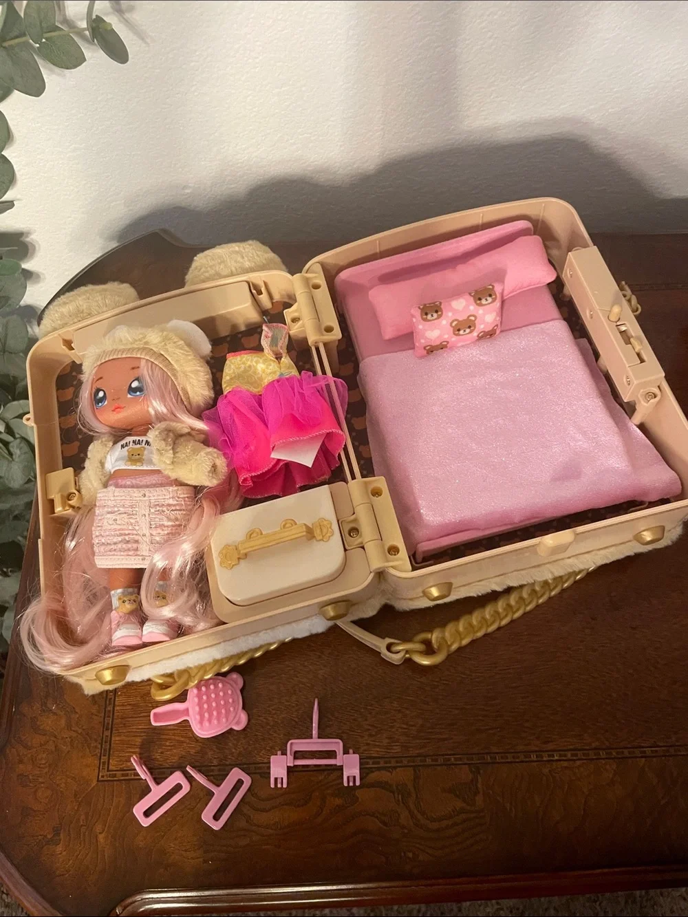 Na Na Na Surprise 3-in-1 Backpack Bedroom Playset Sarah Snuggles Fashion Doll